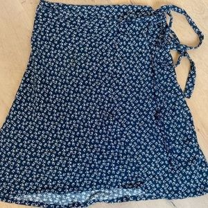 Blue and white flower rap skirt